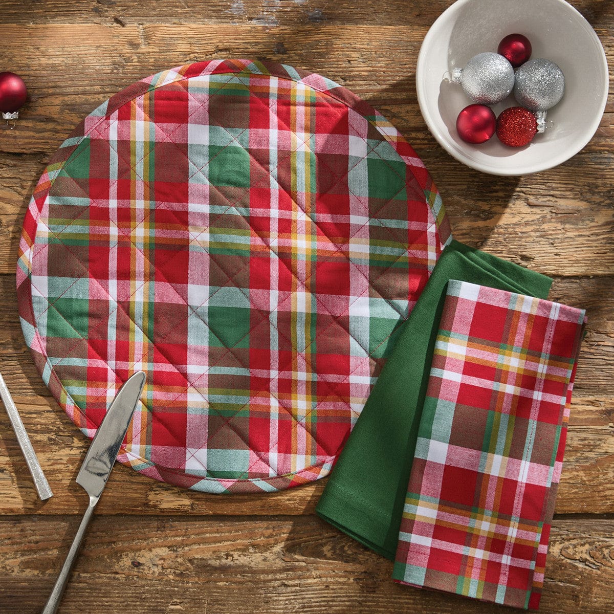 Sleigh Bell Plaid Quilted Placemat Round